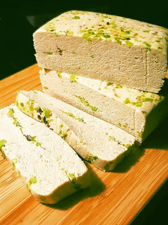 Una foto de Delicioso dulce árabe Halawa: Turrón blando de sésamo y pistachos