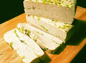 Una foto de Delicioso dulce árabe Halawa: Turrón blando de sésamo y pistachos