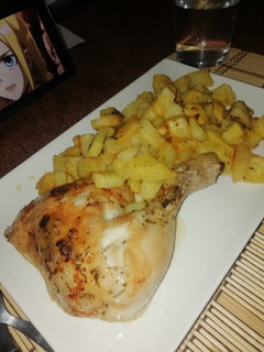 Una foto de Muslo de pollo con patatas en dados