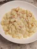 Ñoquis de papa (sin huevo) con salsa de roquefort y panceta