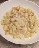 Ñoquis de papa (sin huevo) con salsa de roquefort y panceta