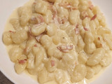 Ñoquis de papa (sin huevo) con salsa de roquefort y panceta