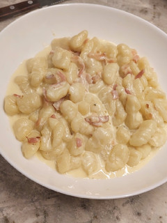 Una foto de Ñoquis de papa (sin huevo) con salsa de roquefort y panceta