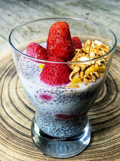 Una foto de Pudding de chía con fresas 🍓 y cereales inflados