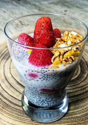 Una foto de Pudding de chía con fresas 🍓 y cereales inflados