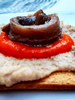 Una foto de Paté casero de anchoas con crema de piquillos
