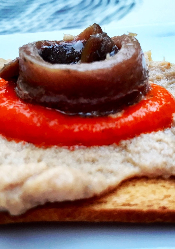 Una foto de Paté casero de anchoas con crema de piquillos