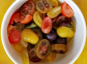 Una foto de Ensalada de Tomates Cherry en arcoíris 🍅