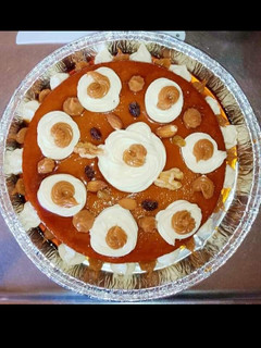 Una foto de Budín de pan de manzanas con dulce de leche y crema