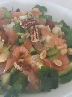 Una foto de Ensalada de Navidad con salmón ahumado, kiwi y frutos secos