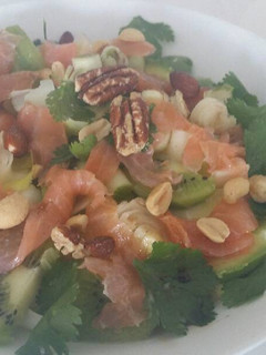 Una foto de Ensalada de Navidad con salmón ahumado, kiwi y frutos secos
