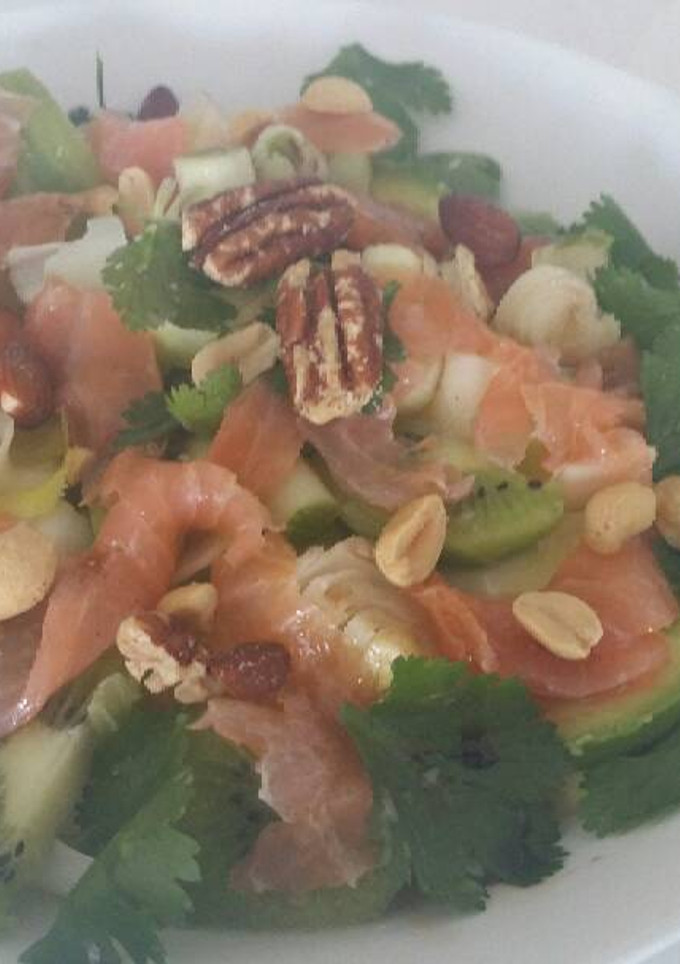 Una foto de Ensalada de Navidad con salmón ahumado, kiwi y frutos secos
