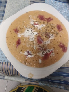 Una foto de Sopa fría de melón con jamón y queso parmesano