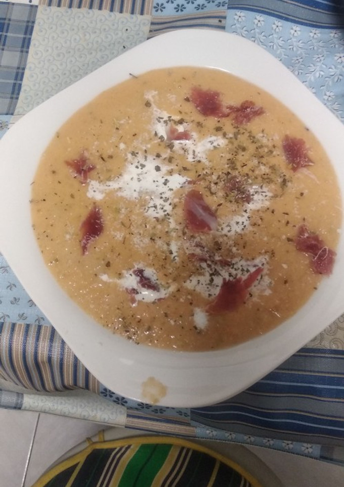 Una foto de Sopa fría de melón con jamón y queso parmesano