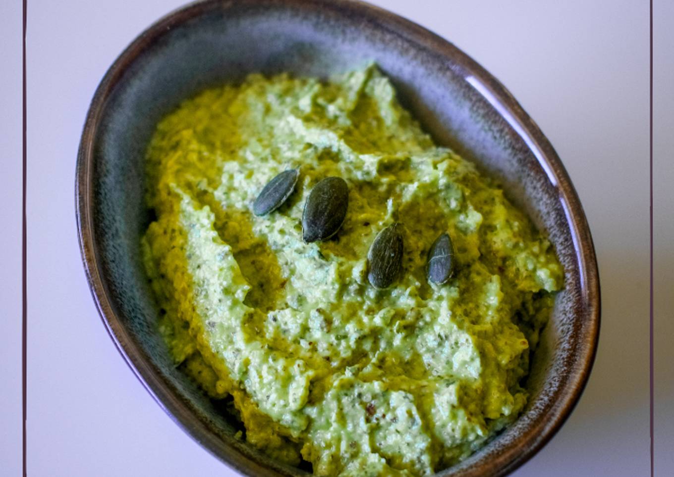 Pesto vegano de aguacate y pipas de calabaza