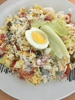Una foto de Ensalada de huevos y verduras