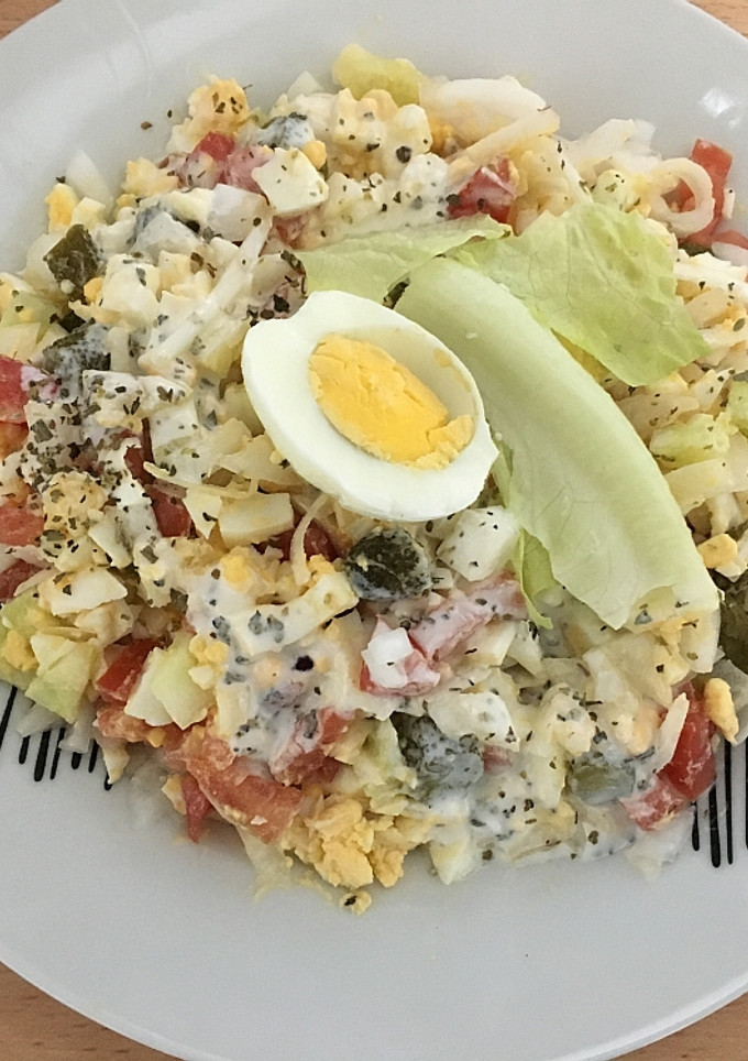 Una foto de Ensalada de huevos y verduras