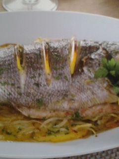 Una foto de Dorada al limón con patatas y cebollas