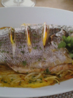 Una foto de Dorada al limón con patatas y cebollas