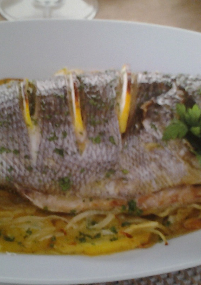 Una foto de Dorada al limón con patatas y cebollas
