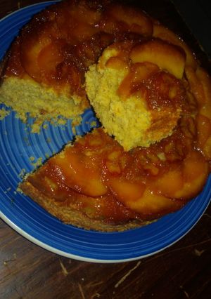 Una foto de Invertida frutal 🍑🍎🍌-torta de naranja 🍊