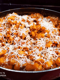 રેડ સોસ પાસ્તા (red sauce pasta recipe in Gujarati) રેસીપી મુખ્ય ફોટો