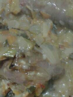 Una foto de Niños envueltos en salsa de vegetales y miel