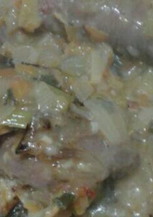 Una foto de Niños envueltos en salsa de vegetales y miel