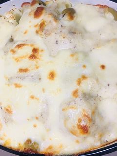 Una foto de COLIFLOR CON ACEITUNAS Y SALSA BLANCA GRATINADO🤩😋🤗👏