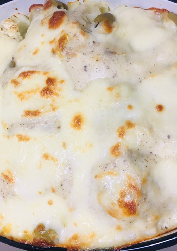 Una foto de COLIFLOR CON ACEITUNAS Y SALSA BLANCA GRATINADO🤩😋🤗👏