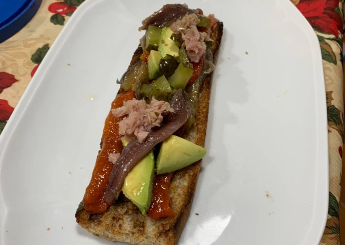 Tosta de escalivada, aguacate, atún, anchoas y pepinillo