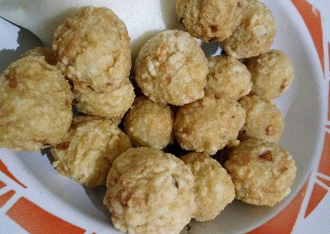 Bola bakso ayam goreng (fried chicken meatball)