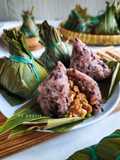 Bacang hitam isi ayam