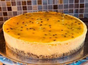 Una foto de Cheesecake con baño de maracuyá