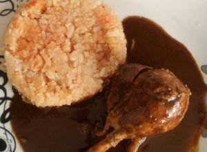 Una foto de Mole rojo con pollo