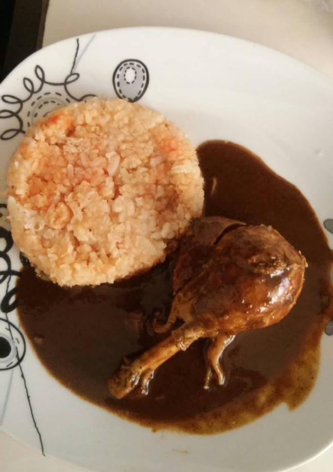 Una foto de Mole rojo con pollo
