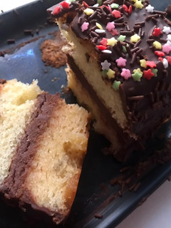 Una foto de Coca con relleno de chocolate, para el cumple de Pol