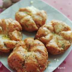 รูปของ Creamcheese Garlic Bread | versi simple dengan teflon