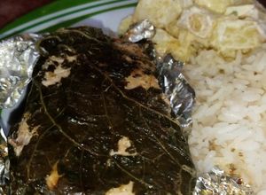 Una foto de Pescado empapelado con hoja santa