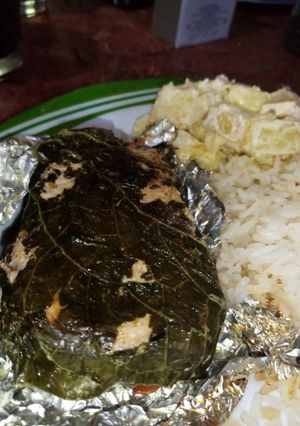 Una foto de Pescado empapelado con hoja santa