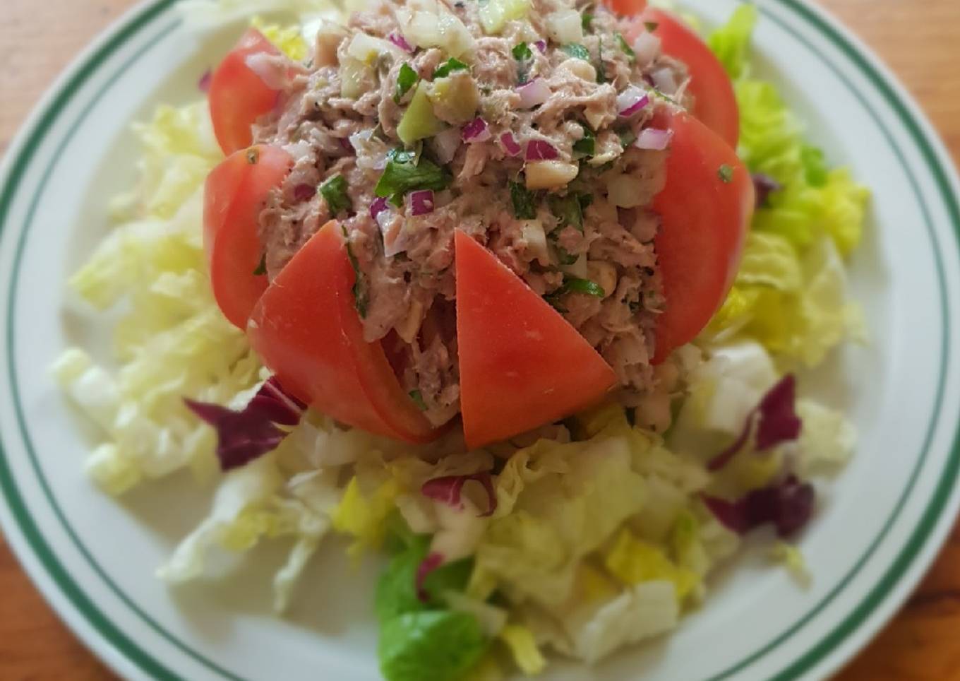 Jitomate relleno de atún