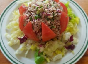 Una foto de Jitomate relleno de atún