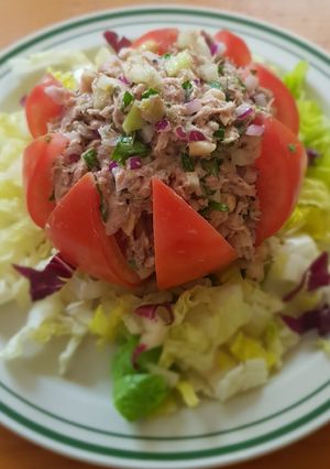 Una foto de Jitomate relleno de atún