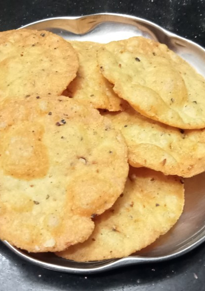 રવા મેંદા ની પૂરી (Rava Maida Poori Recipe In Gujarati) રેસીપી મુખ્ય ફોટો