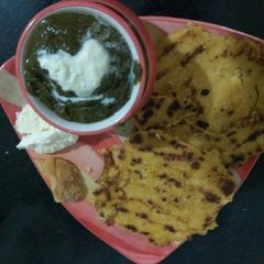 A picture of Punjabi dish sarson ka saag makki ki roti.
