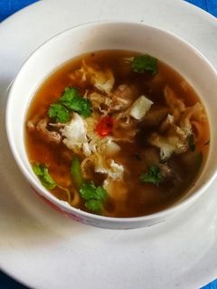 চিকেন হট এন্ড সাওয়ার স্যুপ (chicken hot and sour soup recipe in Bengali) রেসিপির প্রধান ছবি
