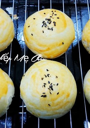 Hình của món Bánh ngàn lớp nhân khoai môn trứng muối.