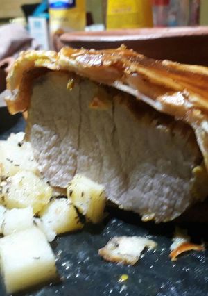 Una foto de Carre de cerdo en hojaldre con papas cubo y pepinos