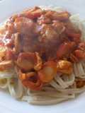 Fideos con salsa de merluza y bastoncitos de mar (Fáciles!)