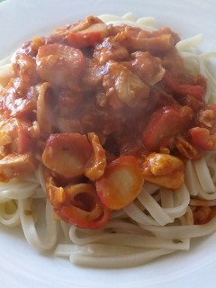 Una foto de Fideos con salsa de merluza y bastoncitos de mar (Fáciles!)